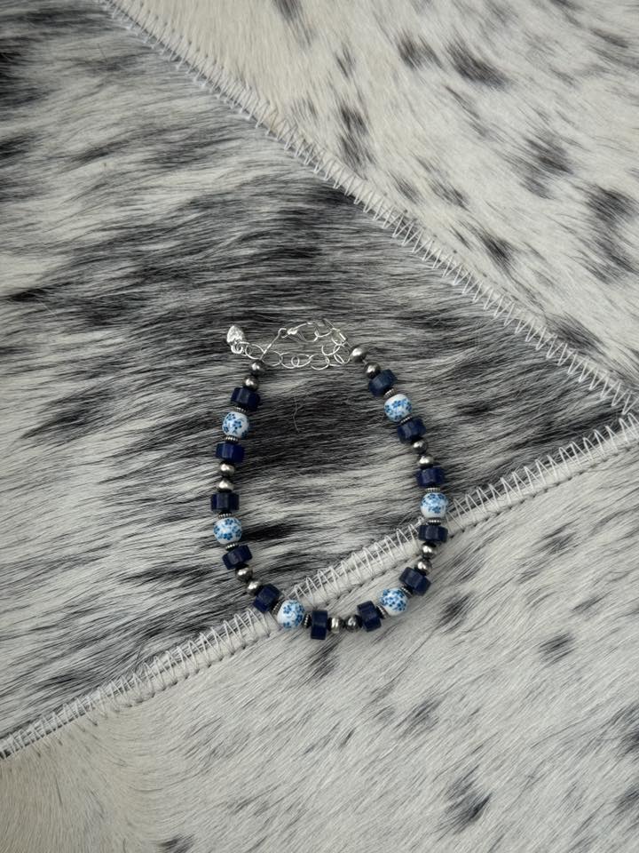 7-8.5" 4mm Pearl, 3mm Corrugate Saucer w/ Blue Lapis & Floral China Bracelet