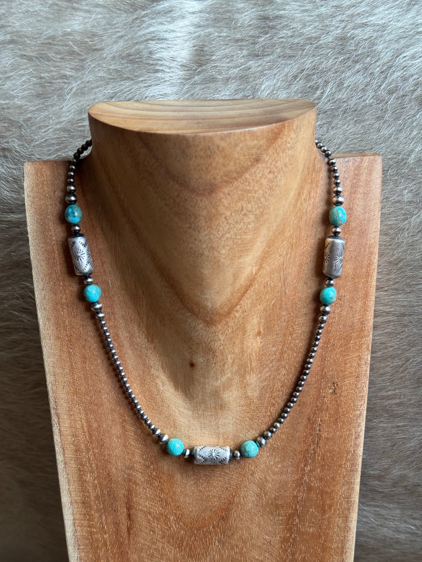 17-18.5" Pearl, Barrel, Kingman Turquoise