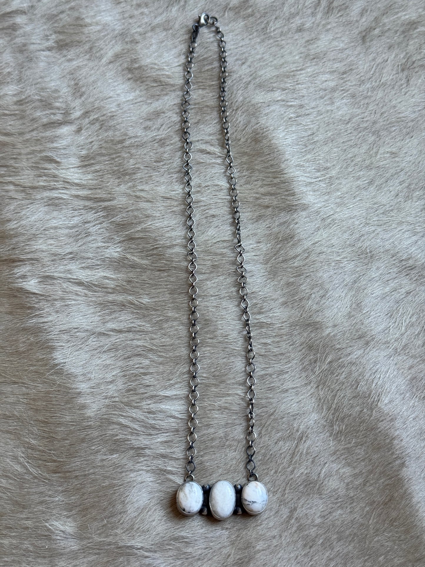 18" White Buffalo 3 Stone Bar