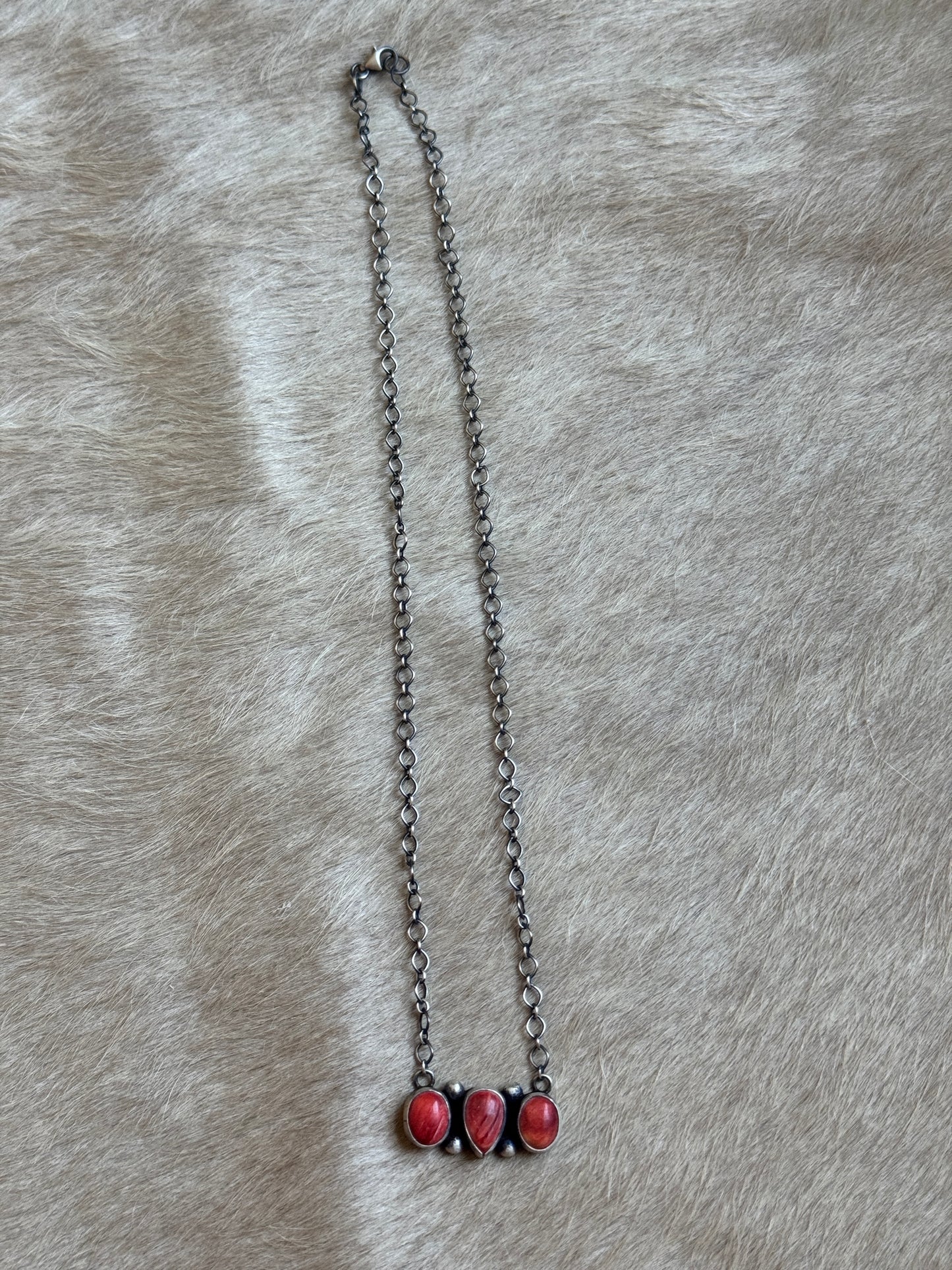 18" Red Spiny 3 Stone Bar