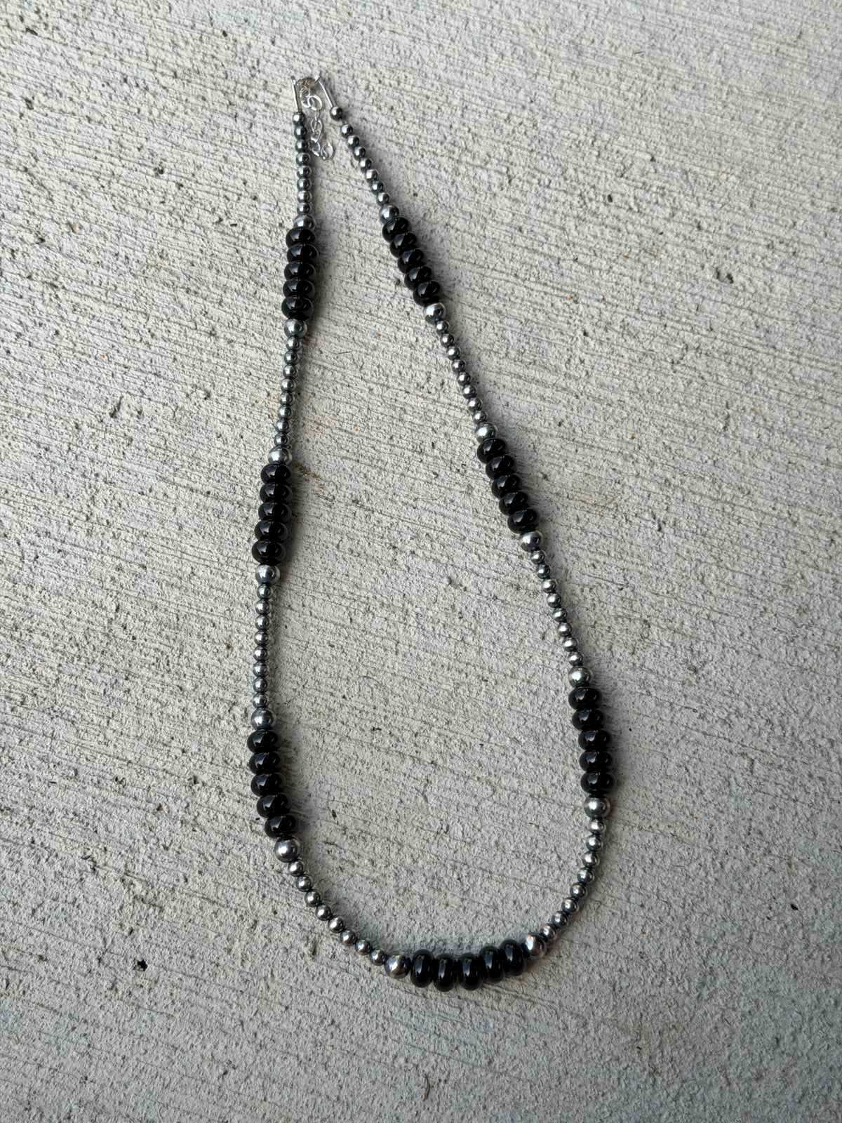 20.5-22" Pearl & Black Onyx