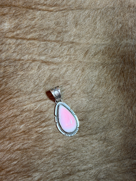 Pink Conch Detail Pendant