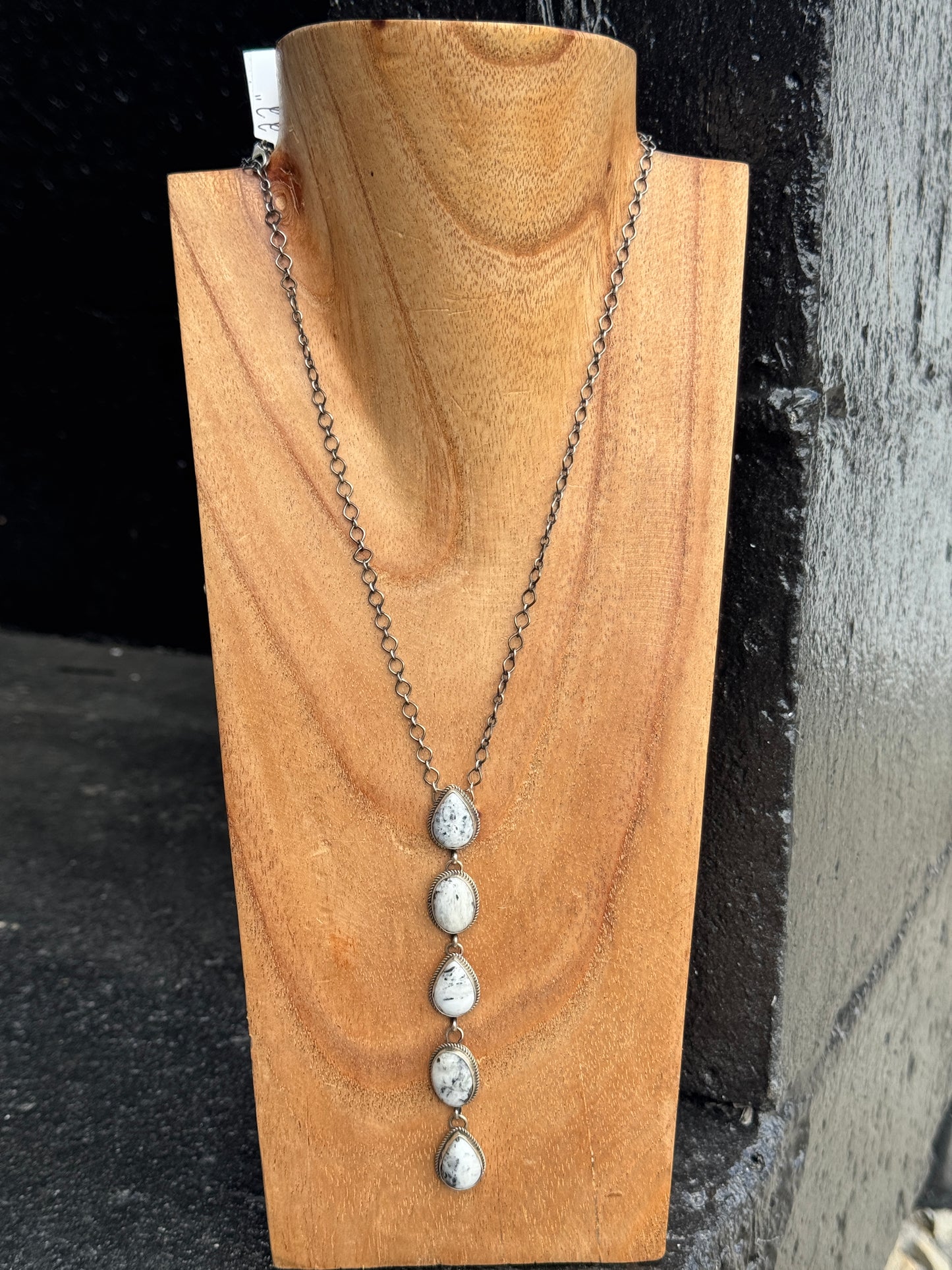 22" White Buffalo Lariat